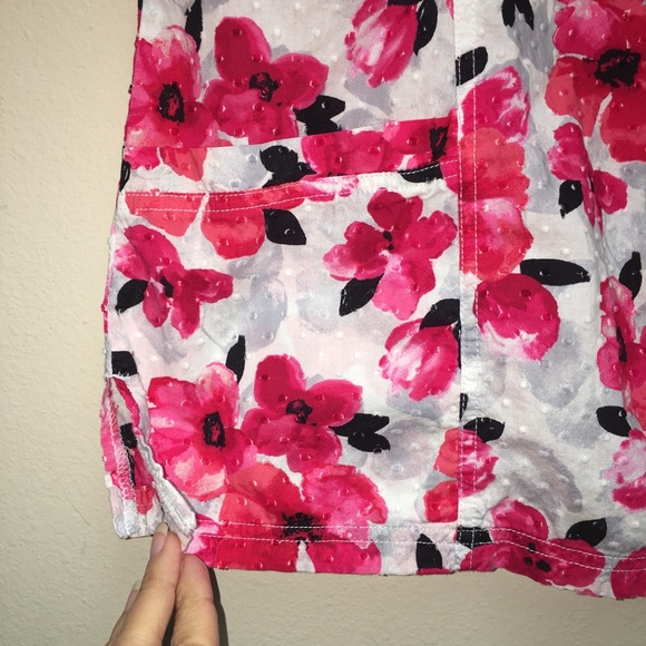 ELLE Scrub Top - Size XS Floral V-neck 2-Pockets - Picture 4 of 8